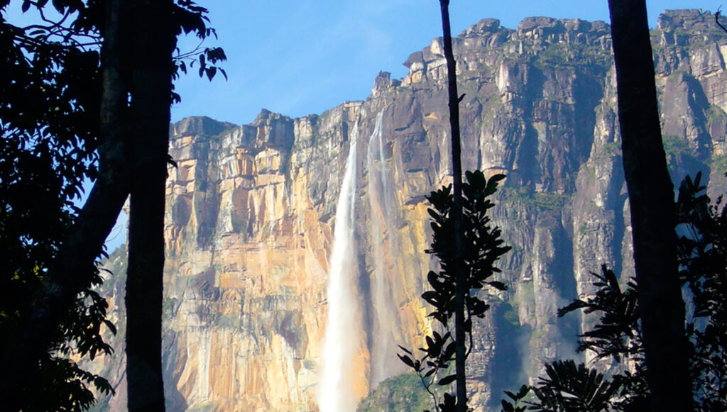 Salto Ángel “La magia baja del Auyan Tepui en caída libre”